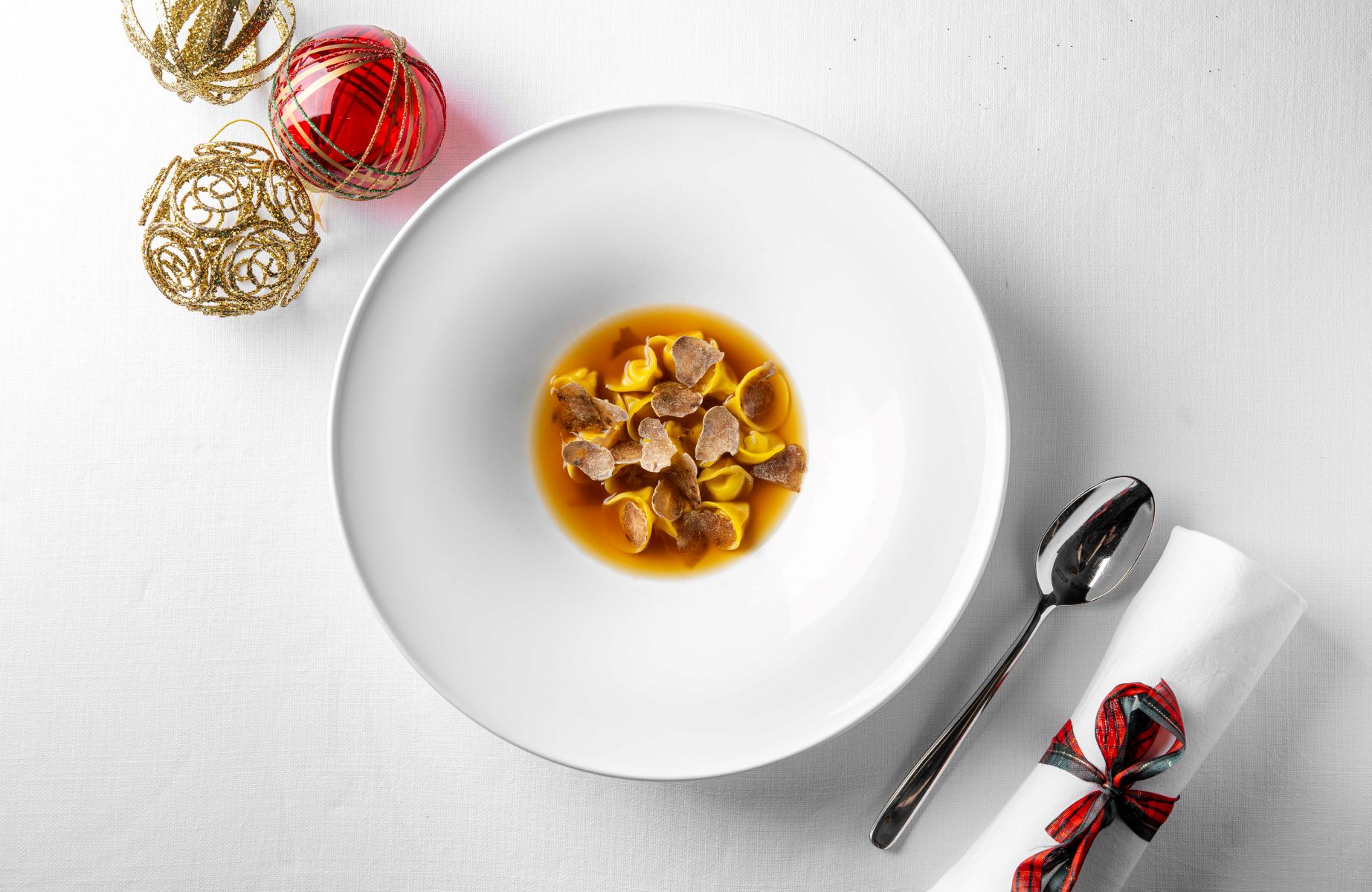 Moma - Tortellini in brodo di cappone e tartufo bianco