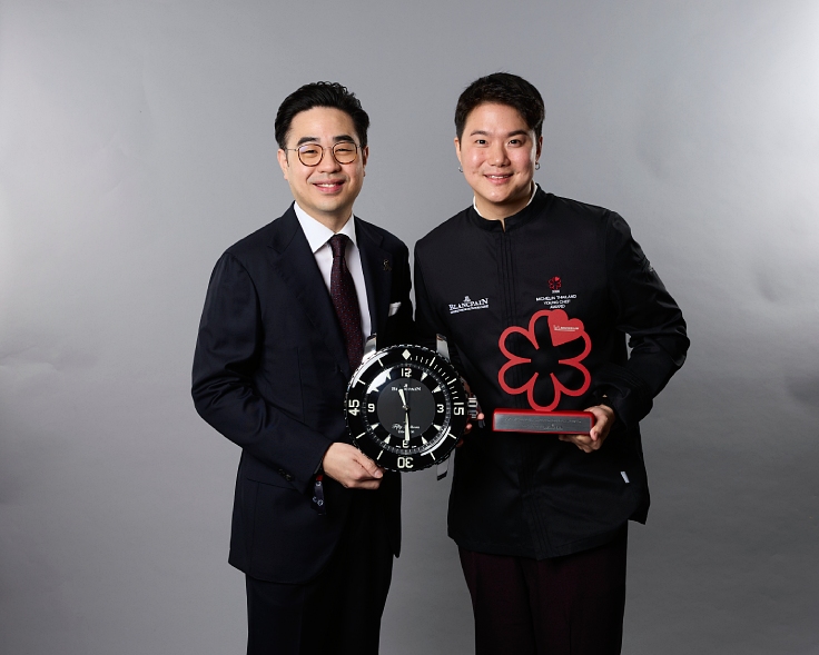 Chef Kunghae with Blancpain representative. (© The MICHELIN Guide Thailand)