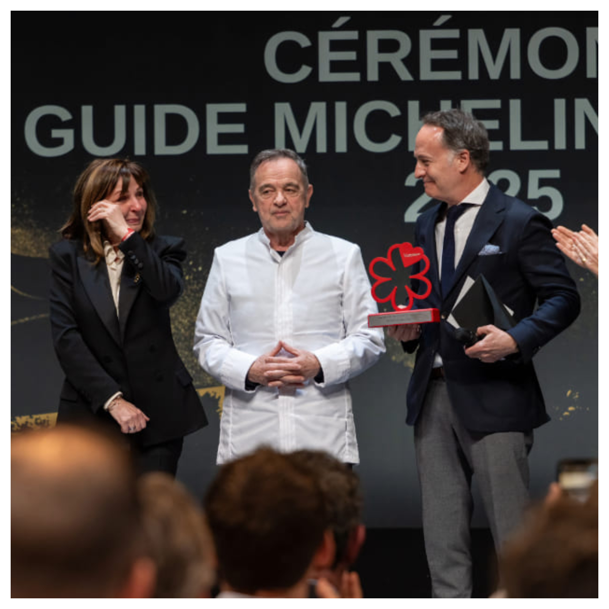 Le chef Bernard Pacaud, Prix Mentor 2025, et son épouse, très émus sur scène © Cérémonie étoilée MICHELIN 2025
