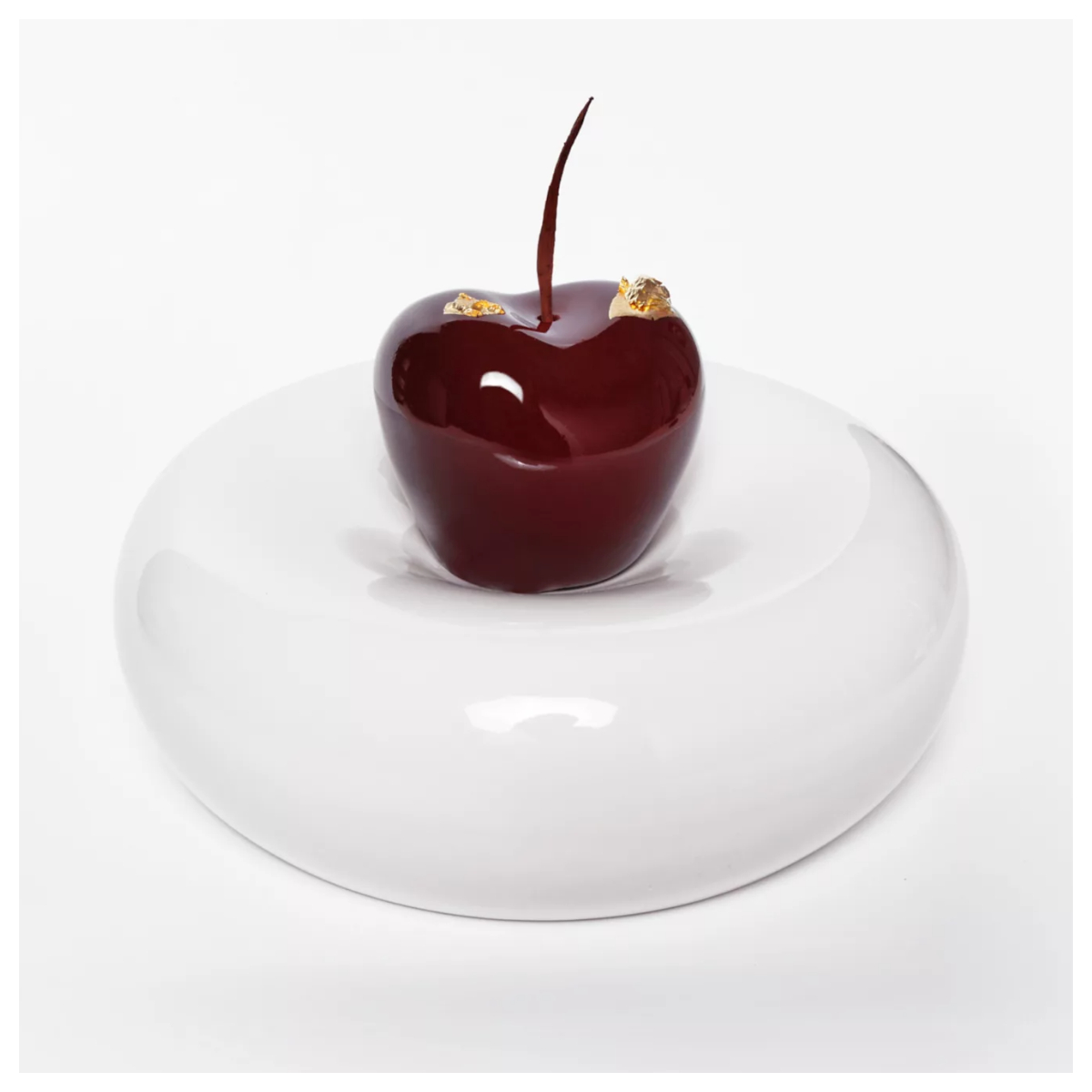 La cerise du chef pâtissier Yazid Ichemrahen créée en 2024 pour le Royal Monceau – Raffles Paris © Royal Monceau – Raffles Paris