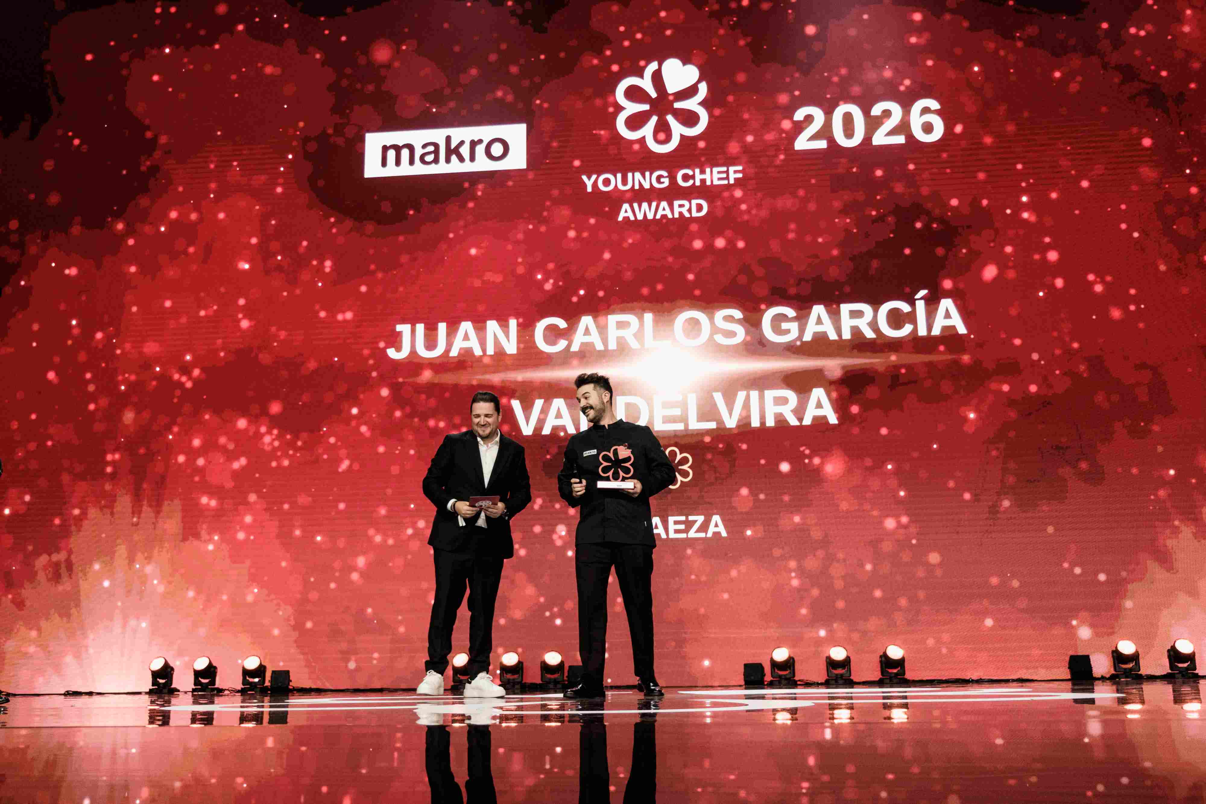 Juan Carlos recibe el Premio MICHELIN al Joven Chef 2026 en la Gala de la Guía MICHELIN de Málaga. © MICHELIN