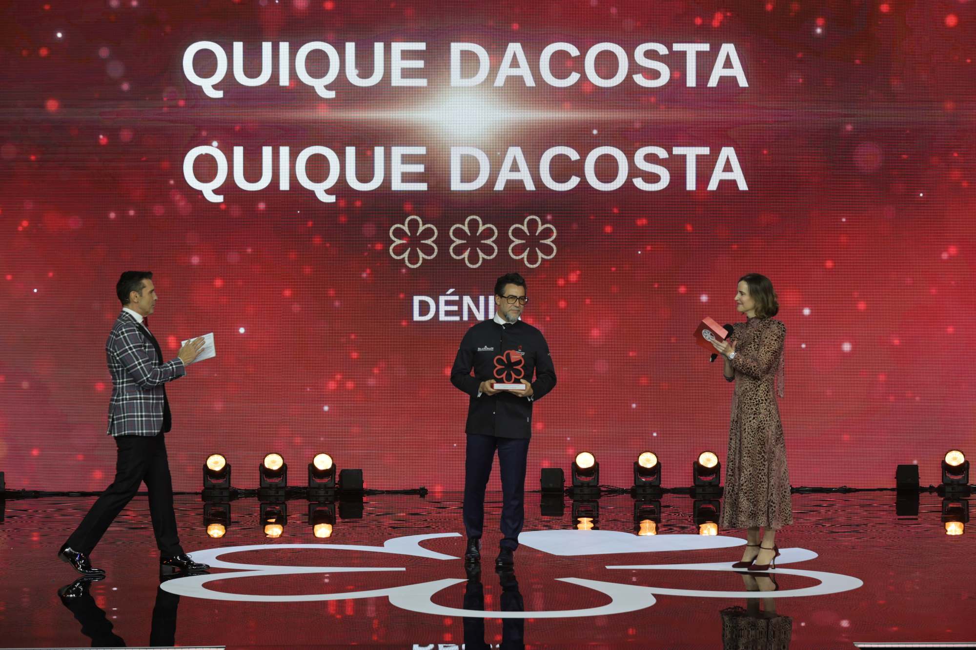 Quique Dacosta recibe el Premio MICHELIN al Chef Mentor 2026 en la Gala de la Guía MICHELIN celebrada en Málaga. © MICHELIN