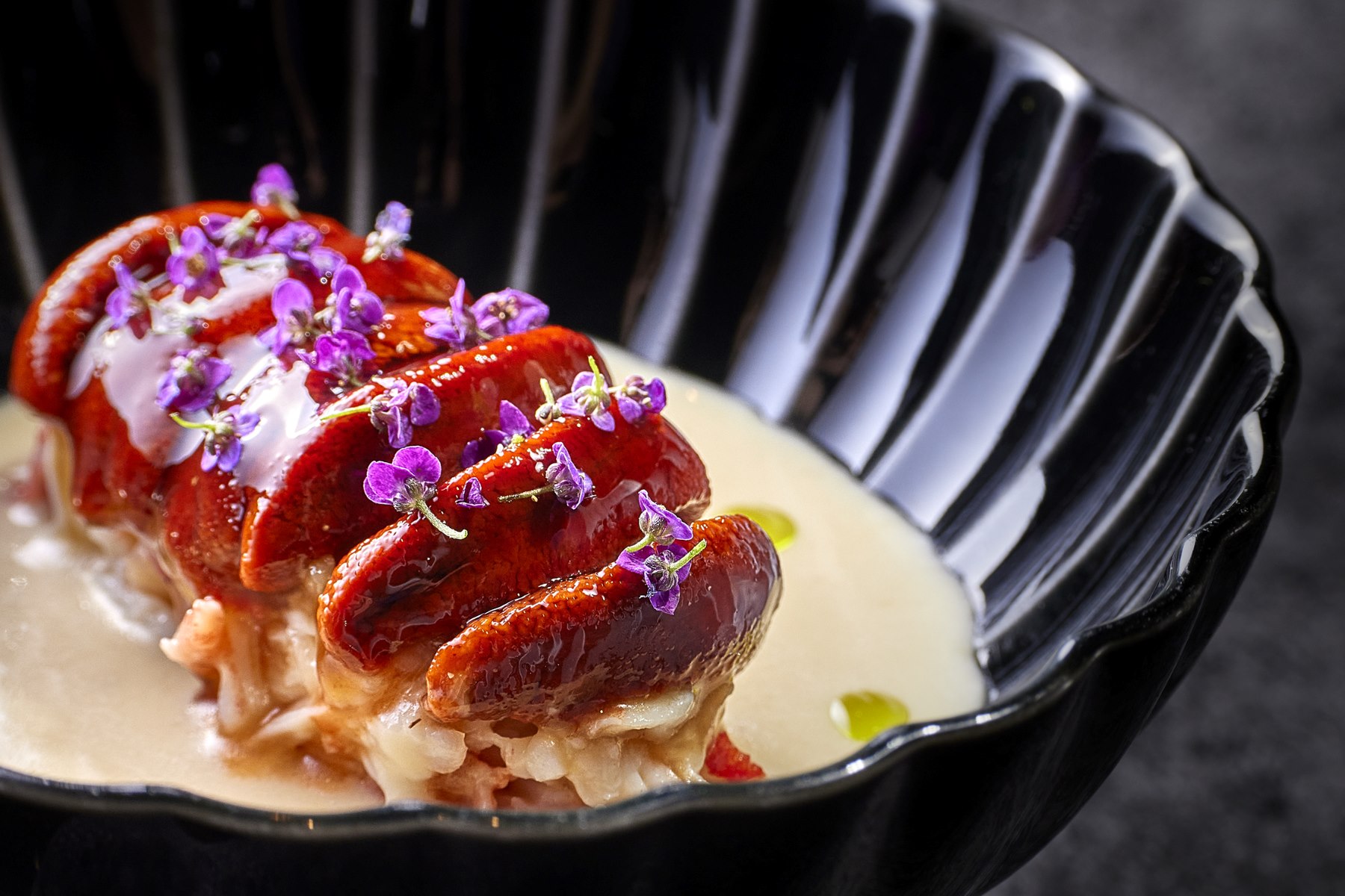 Chawanmushi de maíz, puerro a la brasa, cangrejo real y erizo de mar: un plato del restaurante Smoked Room con dos Estrellas MICHELIN. © Grupo Dani García 