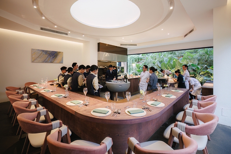 Team briefing before service begins. (© Mervin Lee/The MICHELIN Guide Vietnam)