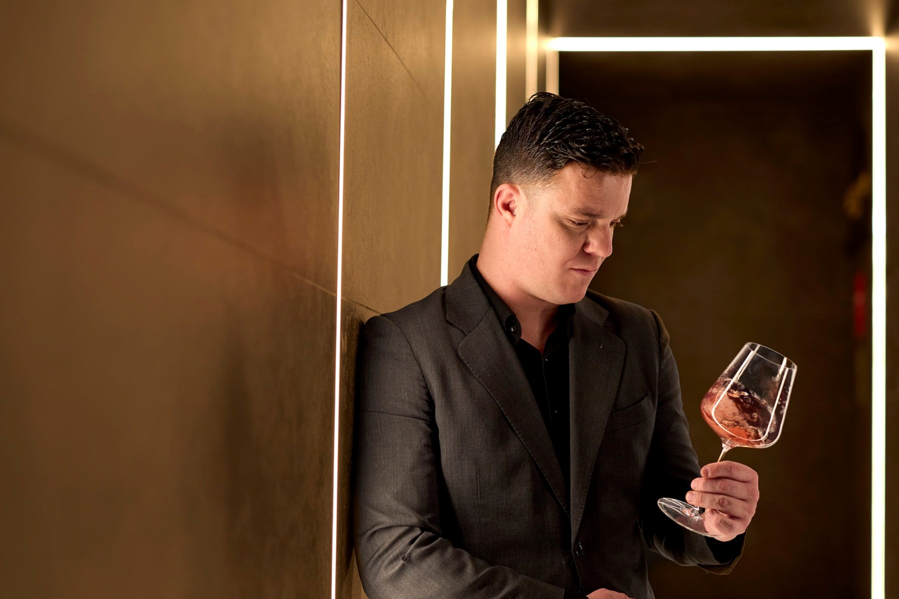 Luis Baselga, del restaurante biestrellado Smoked Room, es uno de los sommeliers más destacados y personales de la nueva generación. © Grupo Dani García.