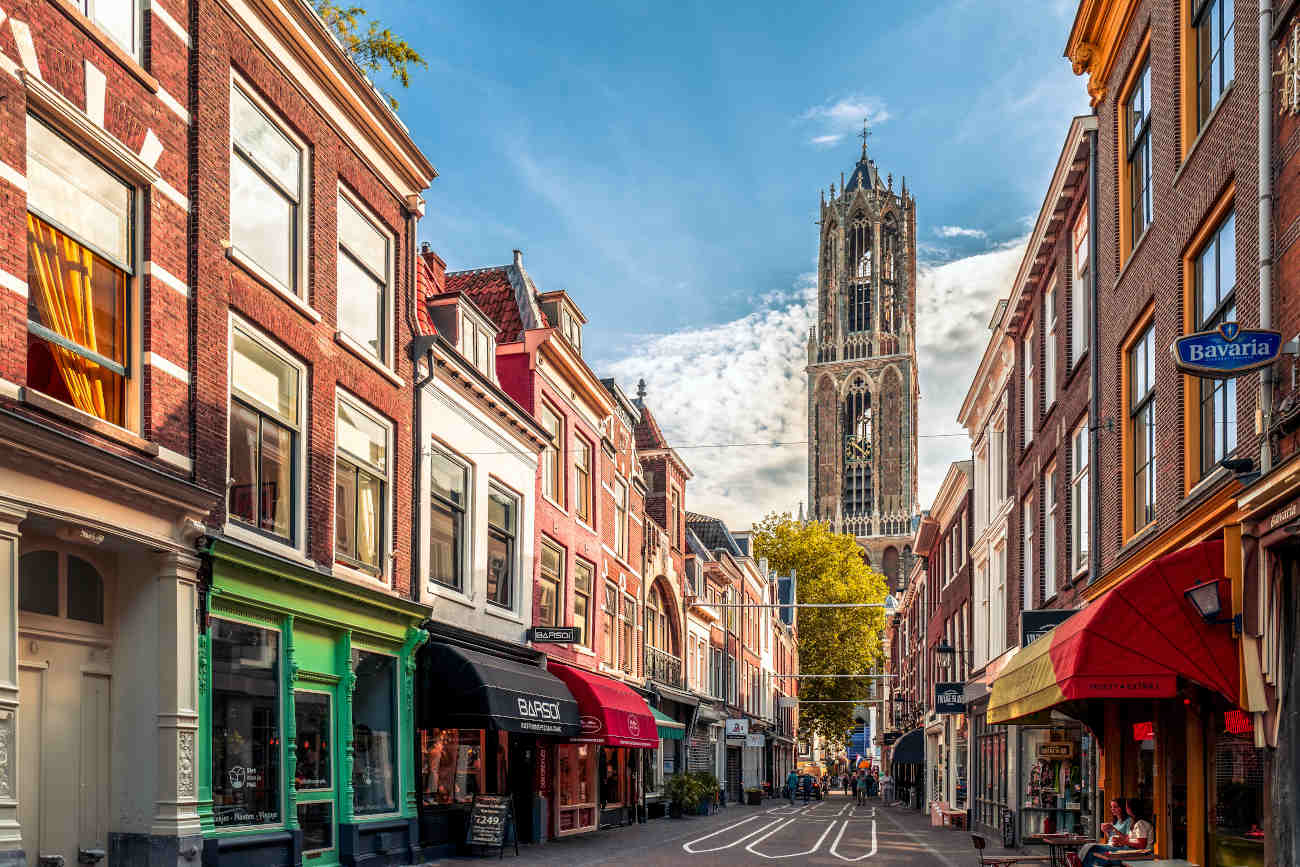 De Dom torent boven de Utrechtse winkelstraten uit. © Klaas Jan Schraa/iStock