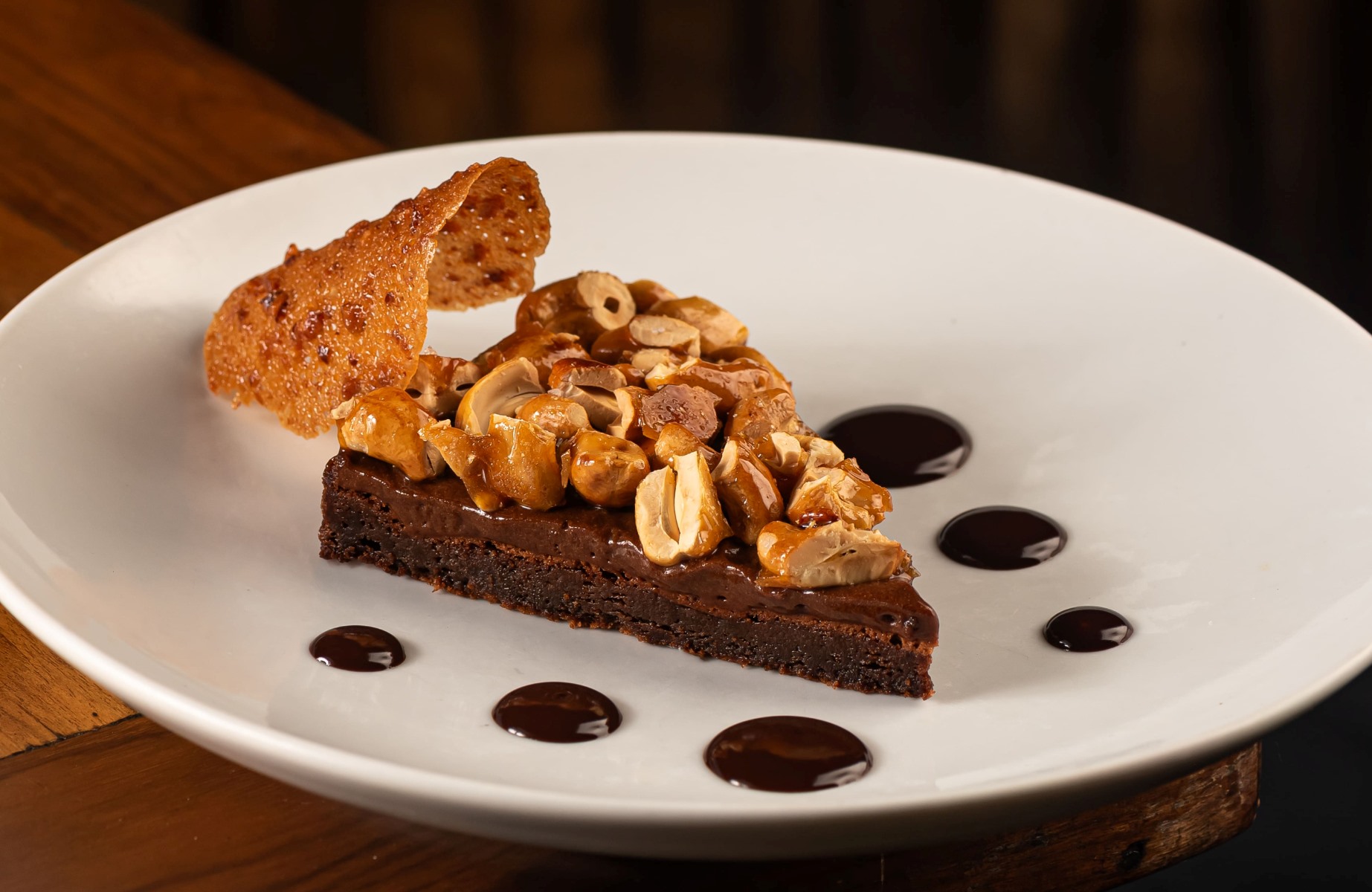 Sobremesa de chocolate amazônico 72%, castanha de caju e flor de sal, do restaurante Aprazível, Recomedado pelo Guia MICHELIN. © Tomás Vélez/Território Aprazível