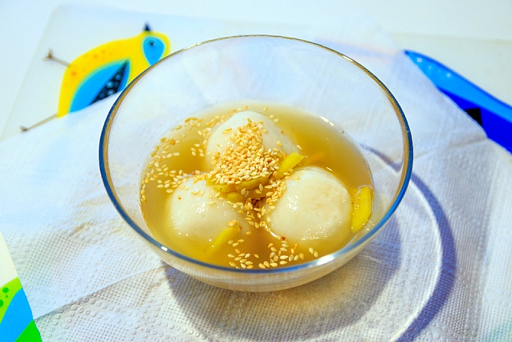 Che troi nuoc, a traditional Vietnamese dessert of colorful glutinous rice balls in ginger syrup. (© Shutterstock)
