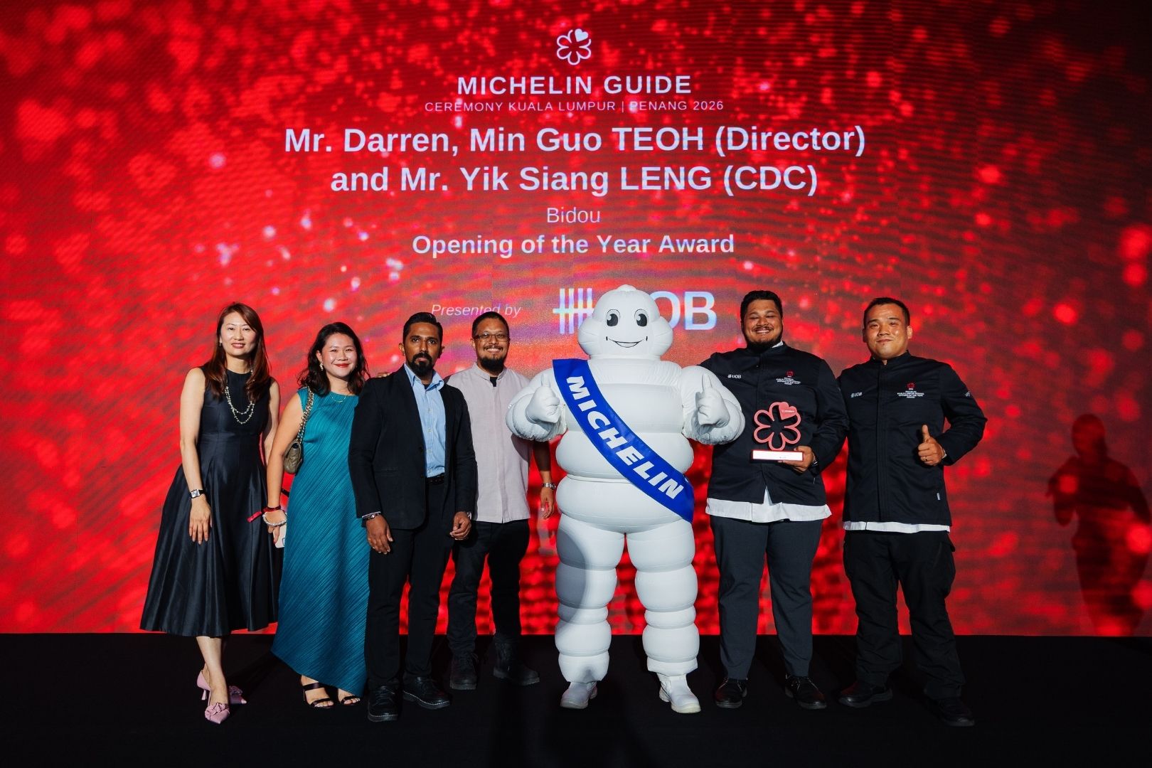 Doreen Lee, Head of Cards and Payment Products, UOB Malaysia (first left) presents the team from Bidou with the Opening of the Year Award. From second left: Mandy Teoh, business development; Mohd Nazeem, restaurant manager; Darren Teoh, chef-patron; Noel Smith, chef de cuisine and Leng Yik Siang, operations manager. © The MICHELIN Guide