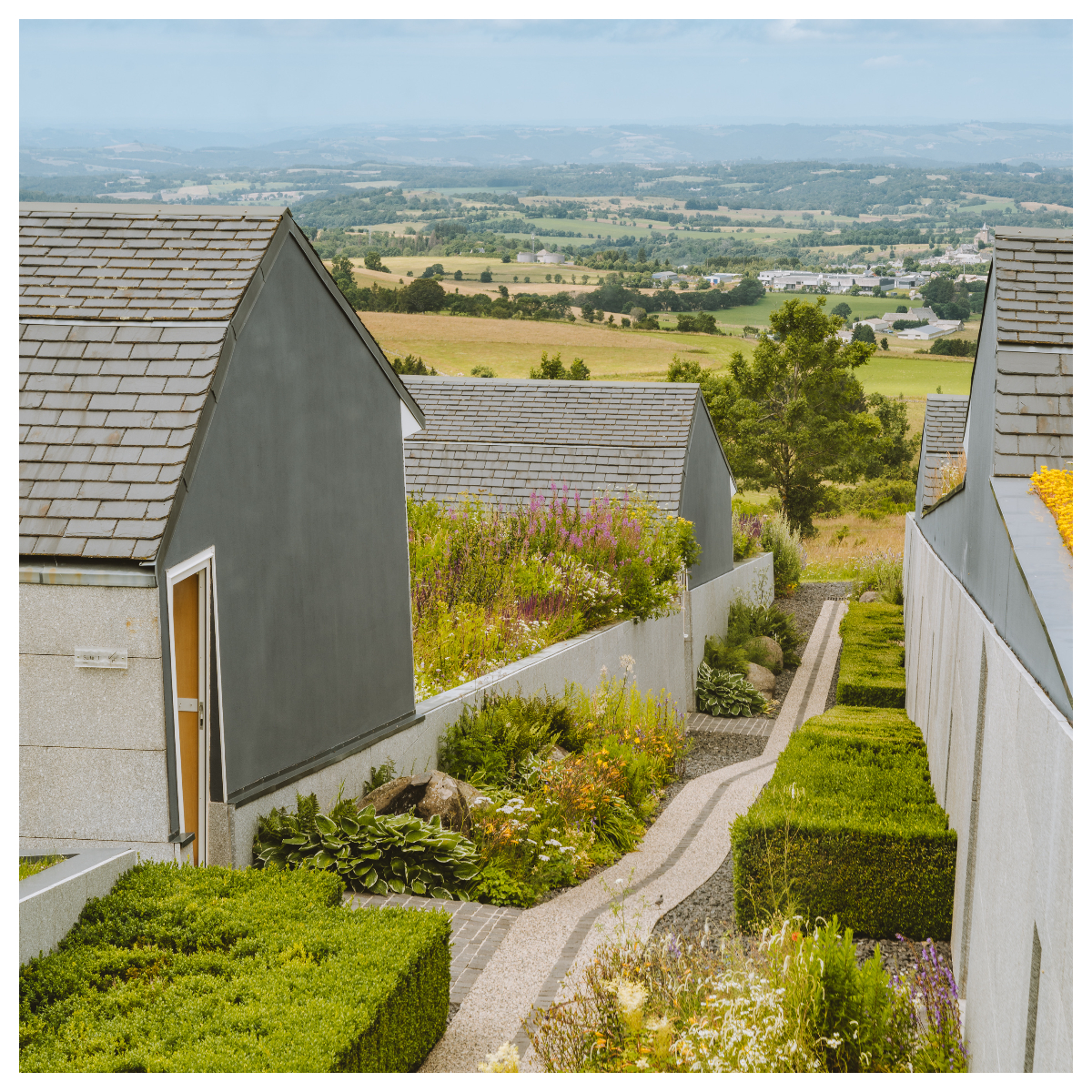 La draille du Suquet : un chemin qui pointe vers le village de Laguiole, fief de la famille Bras © Joann Paï