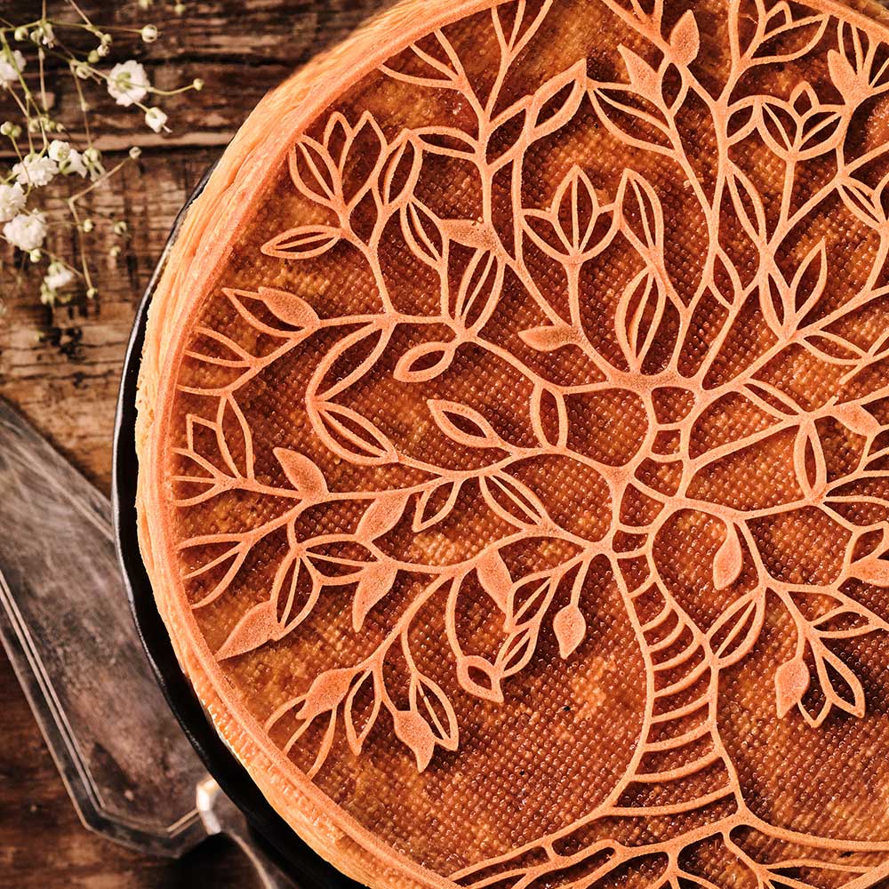 « Arbre de vie », une des galettes des Rois 2026 de Nina Métayer. Les pommes fondantes et la cardamome se mêlent à la frangipane.© Delicatesserie / Nina Métayer 
