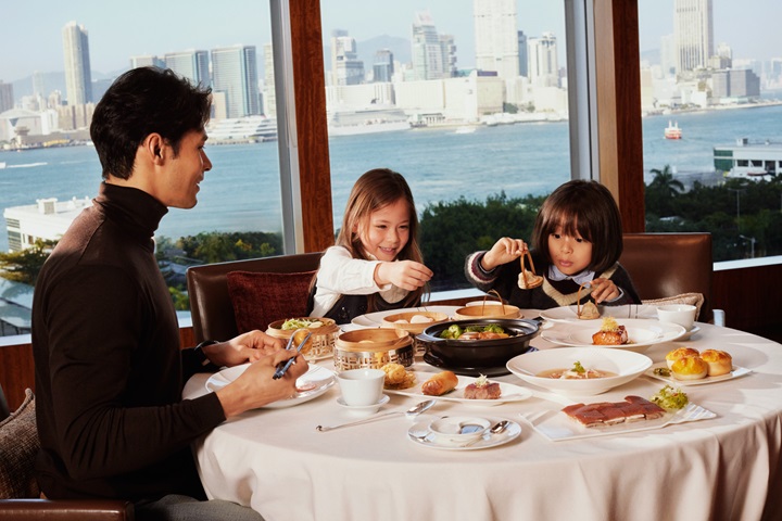 香港四季酒店於佳節住宿假期方案享有價值港幣 800 元的酒店消費額，可於米芝蓮二星粵菜餐廳龍景軒享用美食。（©香港四季酒店）