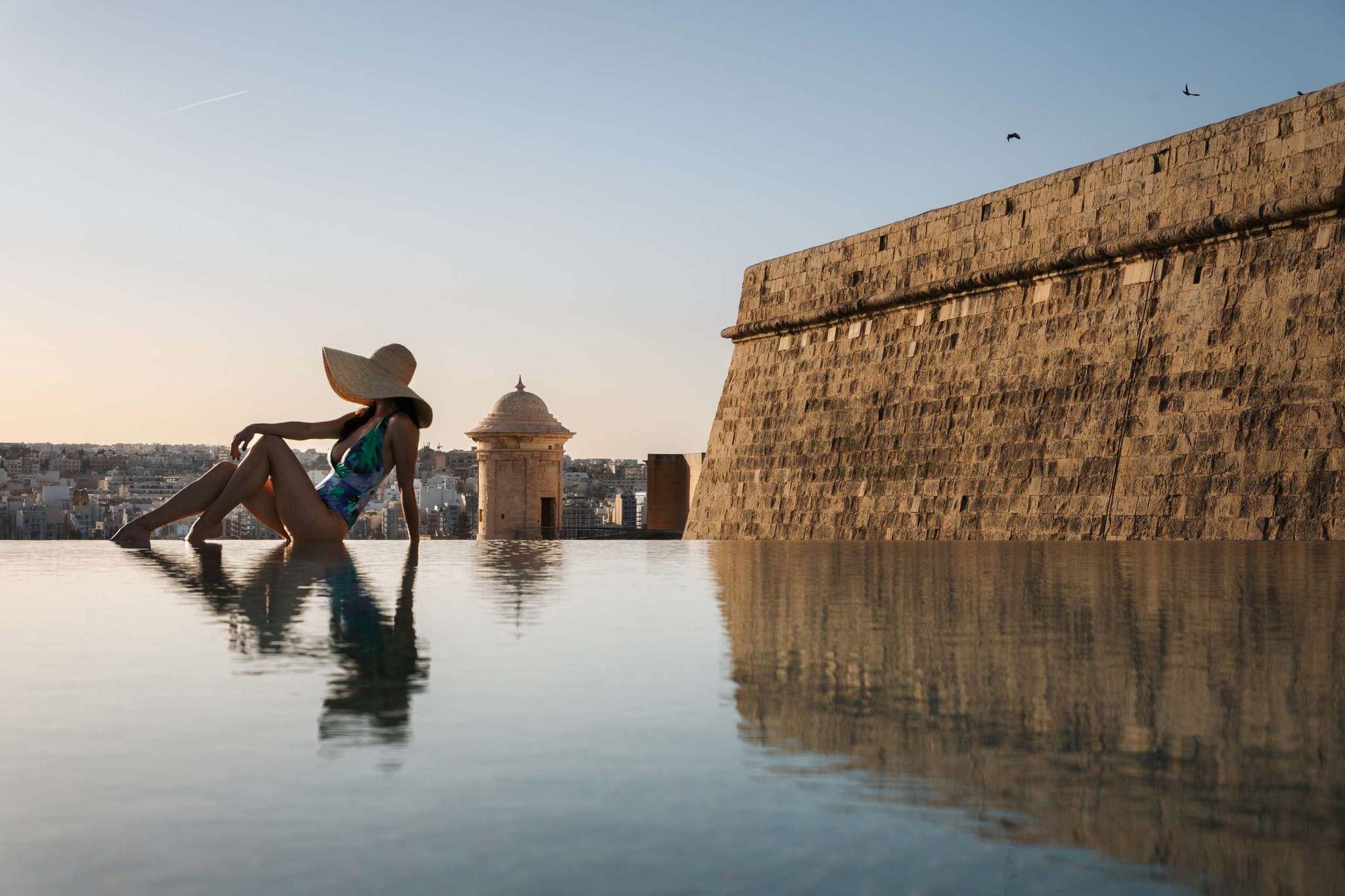 L'infinity pool affacciata sui bastioni della Valletta regala momenti magici/©The Phoenicia Malta