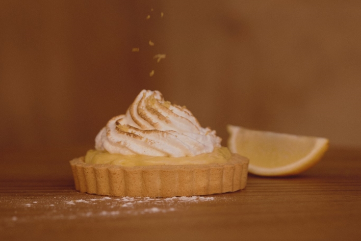 Lemon tart sprinkled with lemon zest at Bib Gourmand Joontos. © Joontos