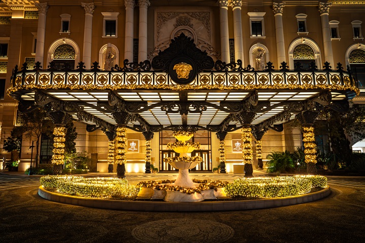 澳門范思哲酒店大堂和入口均設有聖誕樹和聖誕裝飾，充滿節日氣氛。（©澳門范思哲酒店）