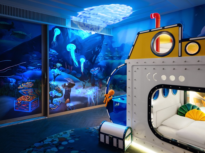 港島香格里拉的聖誕天倫樂住宿計劃推出包括深海寶藏和魔幻城堡等的主題套房。（©港島香格里拉）