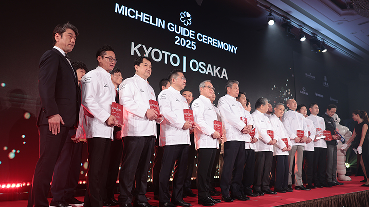 Chefs pose onstage with their plaques at The MICHELIN Guide Kyoto & Osaka 2025 ceremony on March 27, 2025. © The MICHELIN Guide