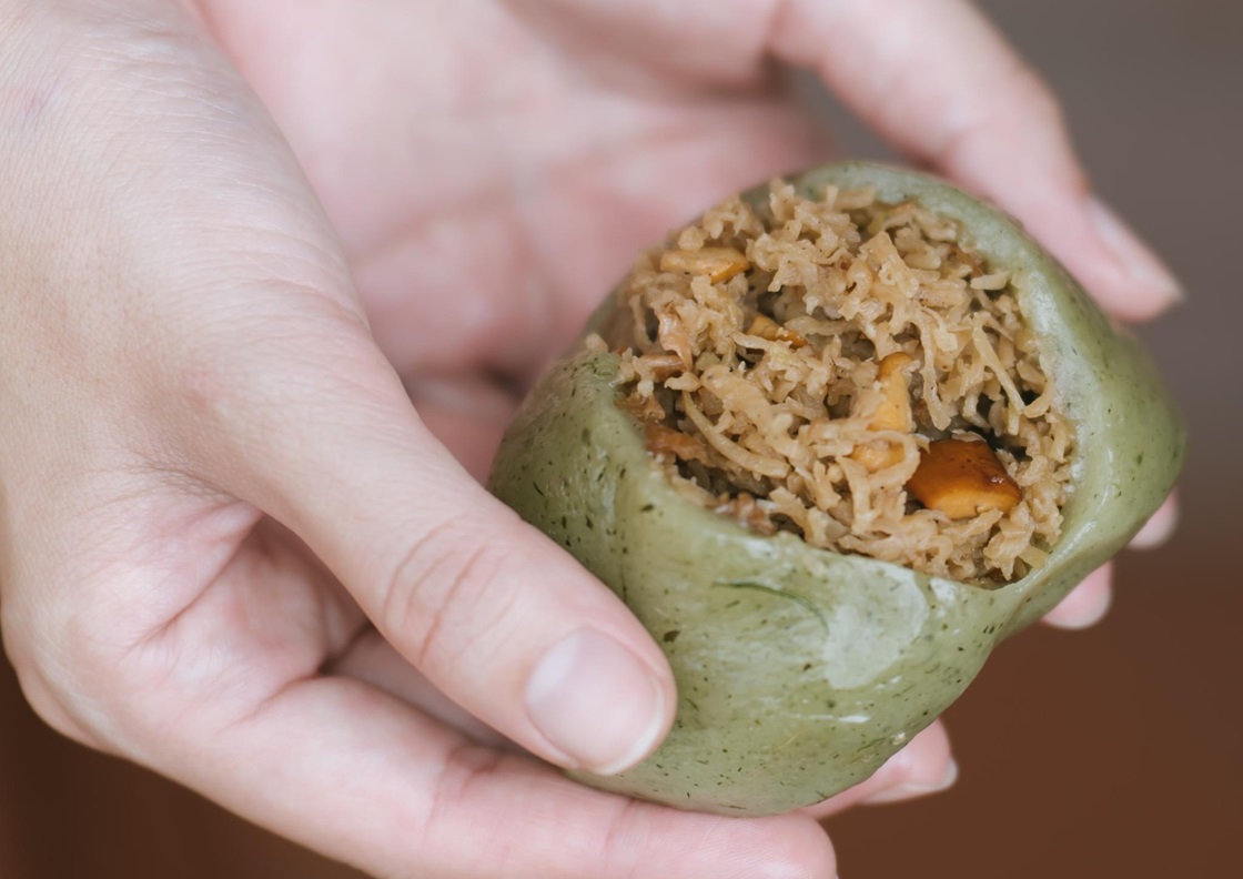 新竹北埔的邹记菜包（中正路）沿袭古法，以糯米与蓬莱米磨浆再包入干萝卜丝与菜脯丁制成菜包。 （©邹记菜包）