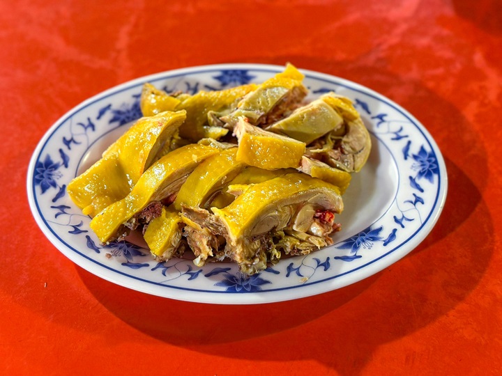 在新竹北埔的米其林入选餐厅泥砖屋，餐厅以桔酱搭配白斩土鸡的经典吃法，柑橘清香、酸爽解腻。 （©MICHELIN）