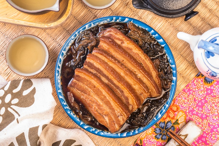 客家经典菜色「梅干扣肉」油润咸香。 （©Shutterstock）
