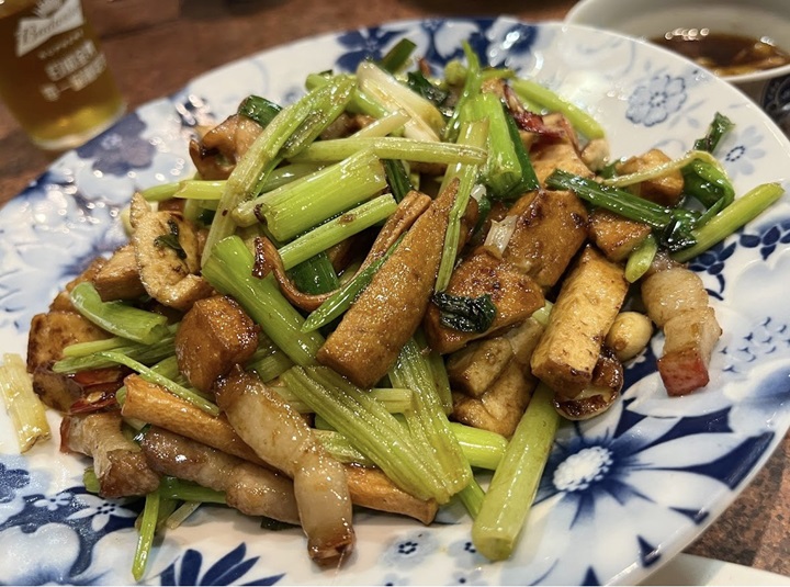 新竹必比登推介餐厅鸿金食堂的客家小炒镬气十足，焦香豆干仍保有柔嫩口感，是不能错过的一道料理。 （©鸿金食堂）