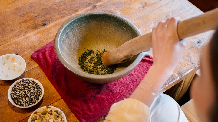 客家传统「擂茶」以茶叶、芝麻与多种谷物研磨后冲泡。 （©MICHELIN）