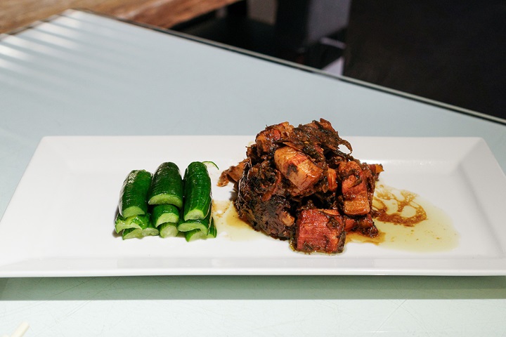 必比登推介客家小馆的扣肉柔嫩化口，梅菜兼具甘醇与酱香，再搭配去油解腻的腌渍黄瓜平衡口感。 （©MICHELIN）