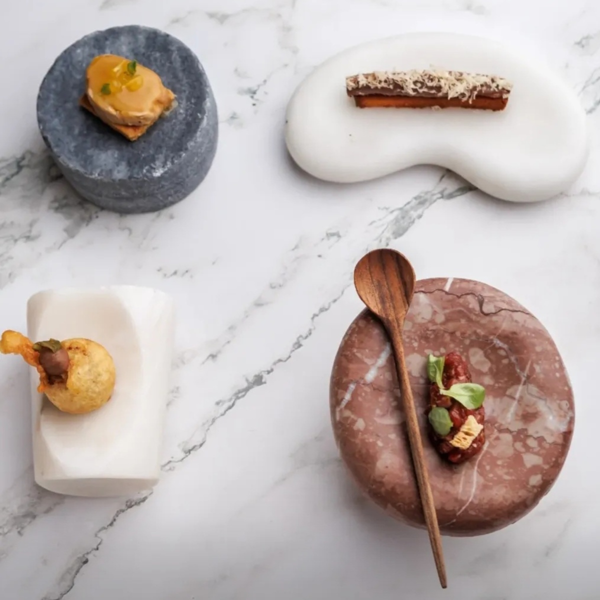 La Cartería... ¡busca llevar la tradición a otro nivel! En los aperitivos reinterpretan distintos bocados, como los Buñuelos de cocido montañés, las Croquetas de jamón ibérico, su Steak tartar de vaca tudanca… © Rubén Gares Fotógrafo/La Cartería