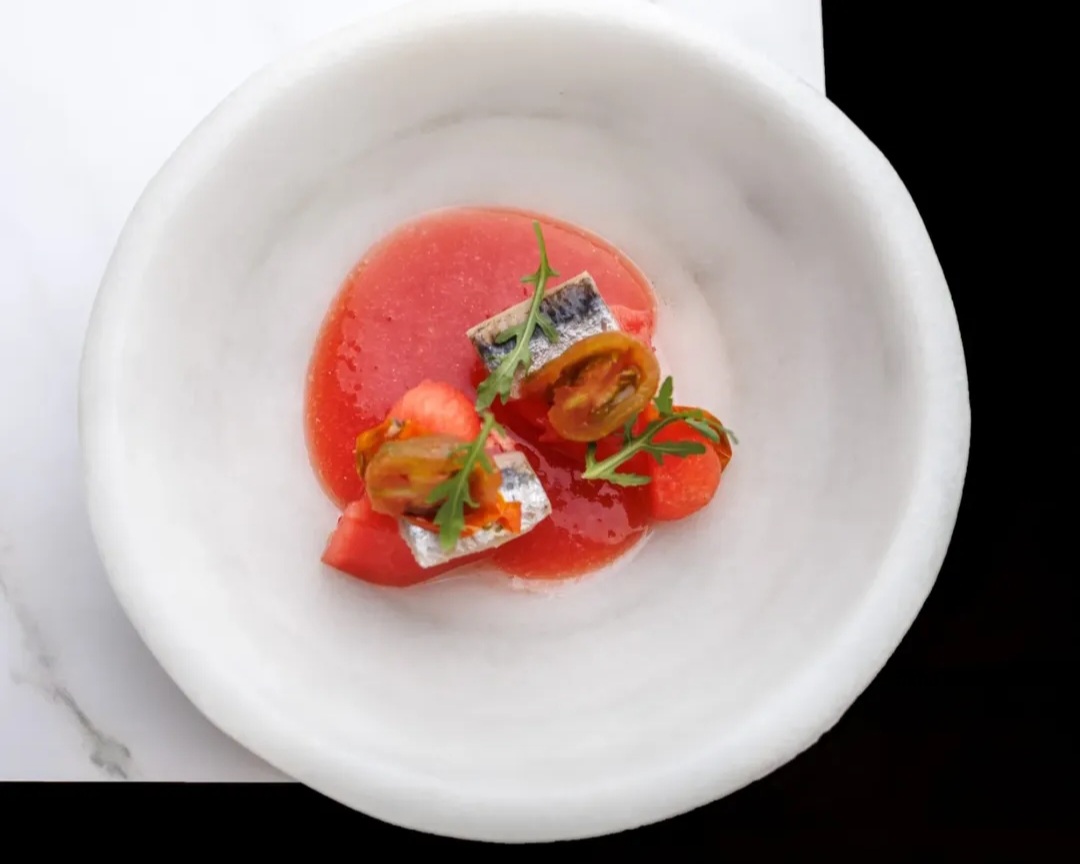 El objetivo de cada plato en La Cartería, como en esta Ensalada de tomate de Cantabria y sardina ahumada, es sorprender al comensal. © Rubén Gares Fotógrafo/La Cartería