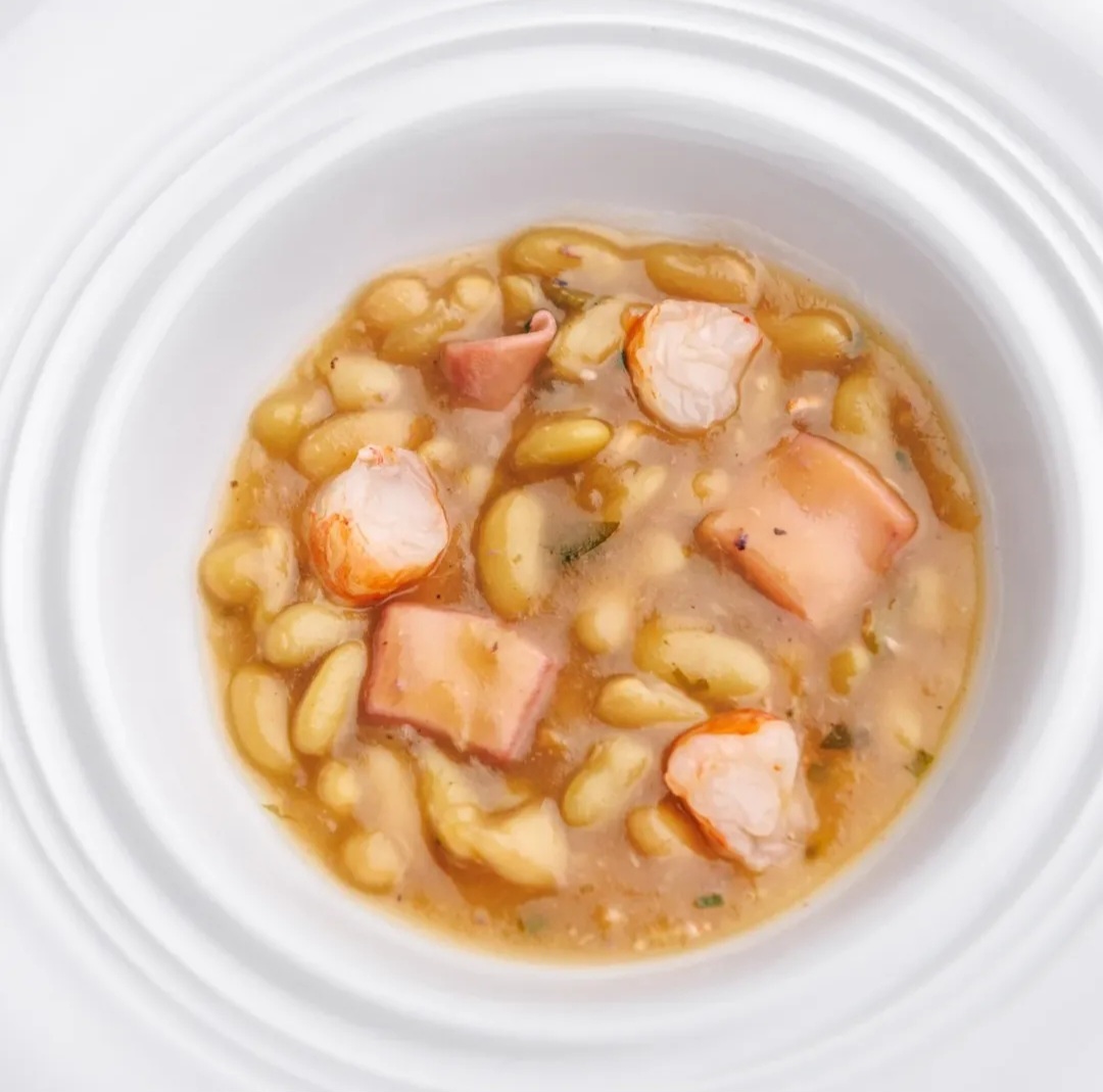 Los platos de cuchara, como estas Pochas con pulpo, son un guiño a la tradición y siempre procuran contarnos una historia. © Rubén Gares Fotógrafo/La Cartería