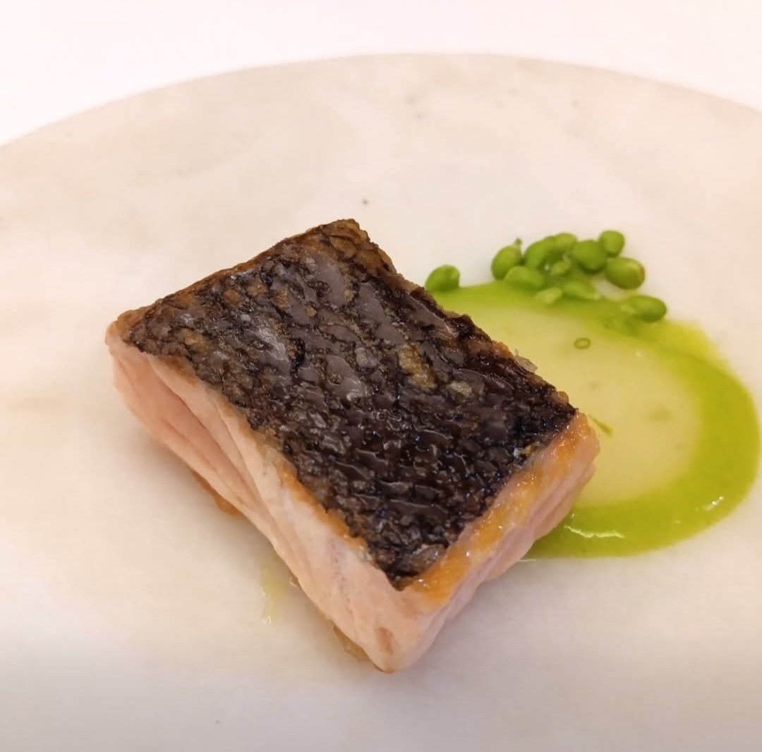 Salmón, salsa verde y guisantes lágrima: un mar y montaña donde manda la sencillez, para que los ingredientes brillen en plenitud. © Rubén Gares Fotógrafo/La Cartería