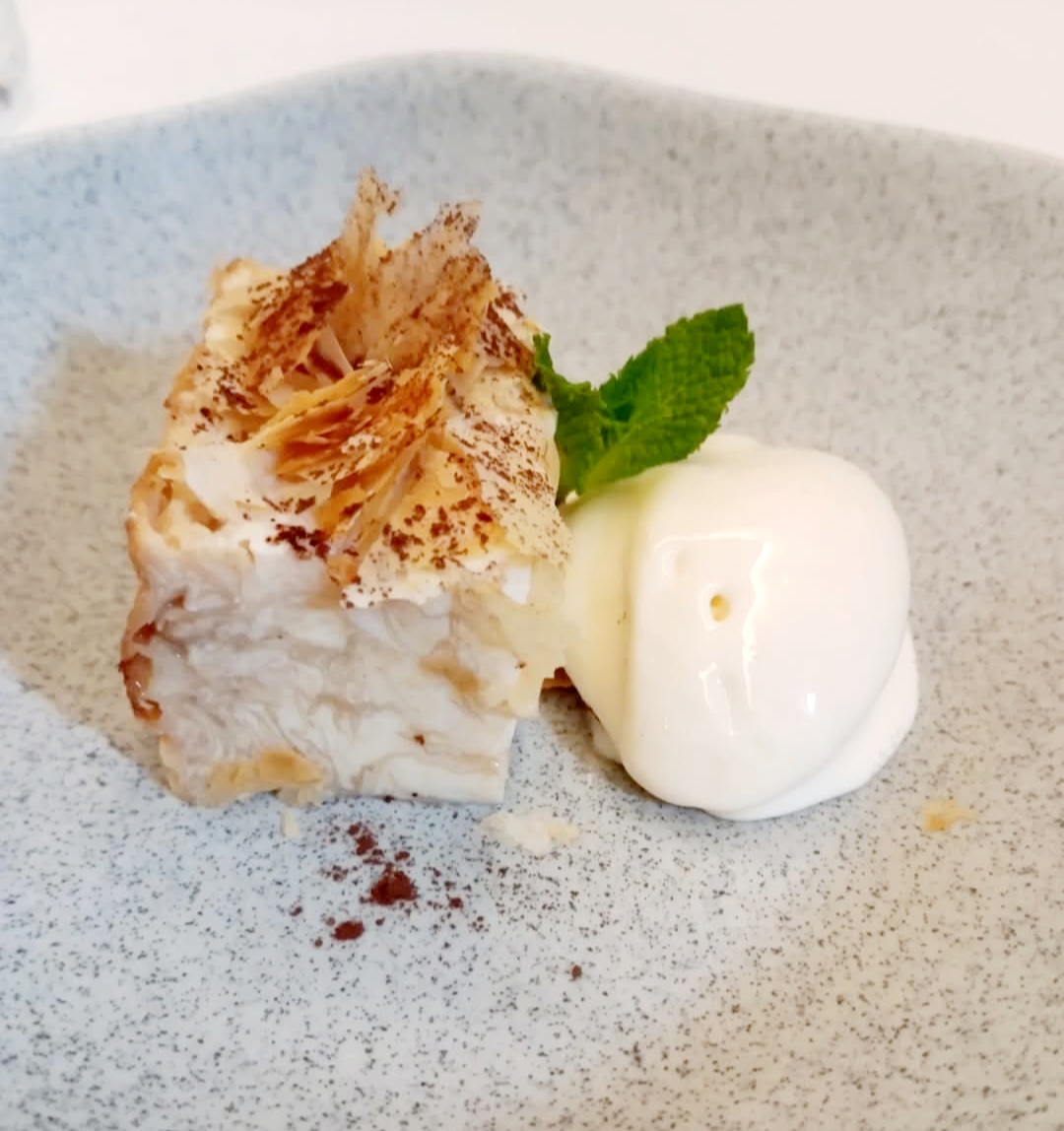 Pastel de hojaldre y orujo, uno de los postres que puedes encontrar en La Cartería. © Rubén Gares Fotógrafo/La Cartería