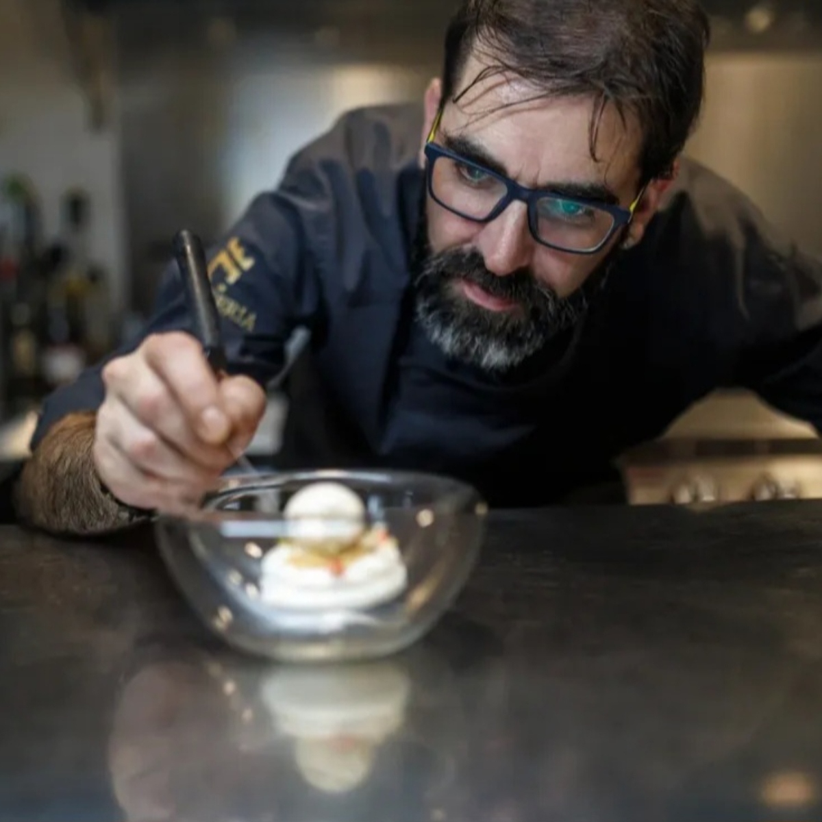 El chef Enrique Pérez Malagón, en la cocina de La Cartería, dando rienda suelta a su creatividad. © Rubén Gares Fotógrafo/La Cartería