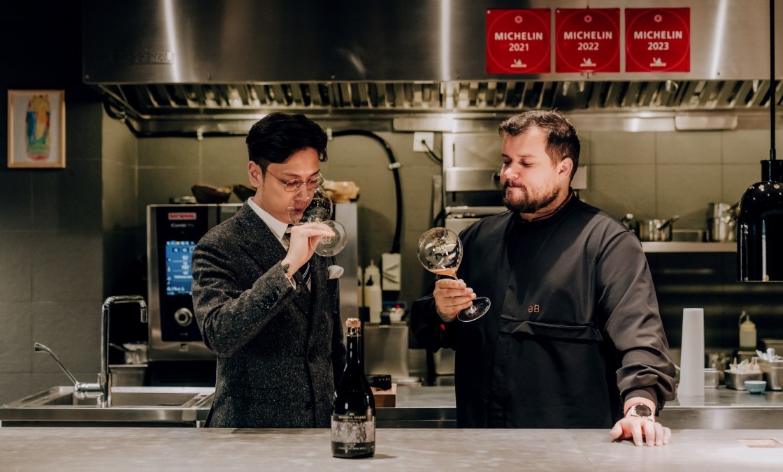 Sommelier Carlito Chiu, at left, and Chef Agustin Balbi of One-MICHELIN-Starred Andō, both serve as brand ambassadors for the Hong Kong sparkling tea brand Mindful Sparks. © Mindful Sparks