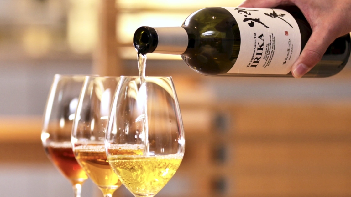 Royal Blue Tea’s bottled teas, presented in wine-style bottles, are served at MICHELIN-recognized restaurants and hotels in Japan. © Royal Blue Tea