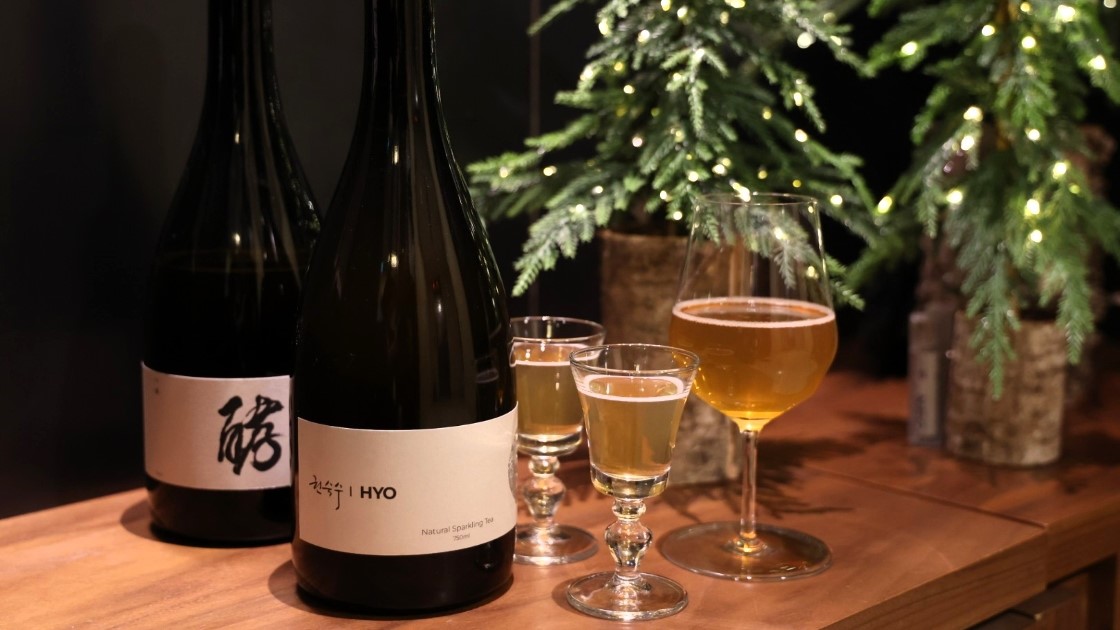 From left: HYO House’s sparkling oolong tea and Cheongrim Yuun, a sparkling green tea created in collaboration with Two-MICHELIN-Starred Kwonsooksoo. © Choi Youjin / Kwonsooksoo