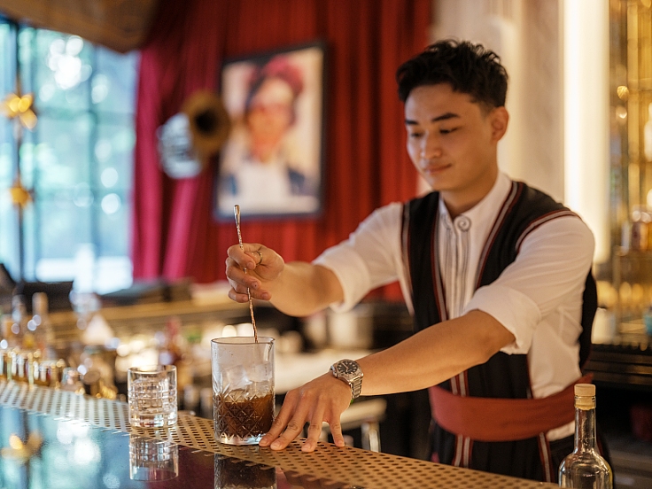 A skillful bartender at Diva’s Lounge, ready to serve a drink that warms you up and helps you embrace the chill of winter in Vietnam. (© Linh Pham/The MICHELIN Guide Vietnam)