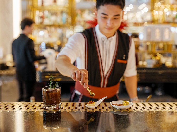 The final touch before serving. (© Linh Pham/The MICHELIN Guide Vietnam)