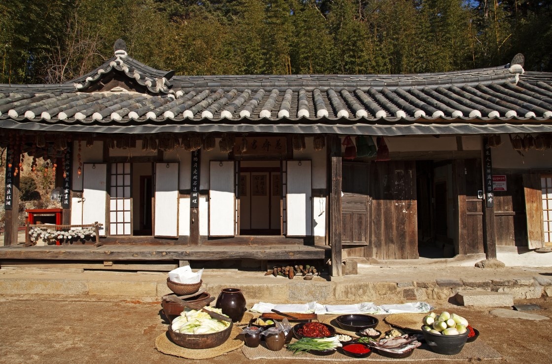 At the onset of winter, ingredients for gimjang — Korea’s traditional kimchi-making season — are prepared and set to ferment through months of cold weather. © Shutterstock