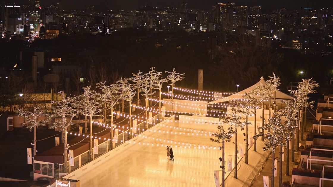 Banyan Tree Club & Spa Seoul’s landmark Oasis Ice Rink stretches 63 metres long and 17 metres wide, offering one of the city’s most spacious outdoor skating experiences. © Banyan Tree Club & Spa Seoul