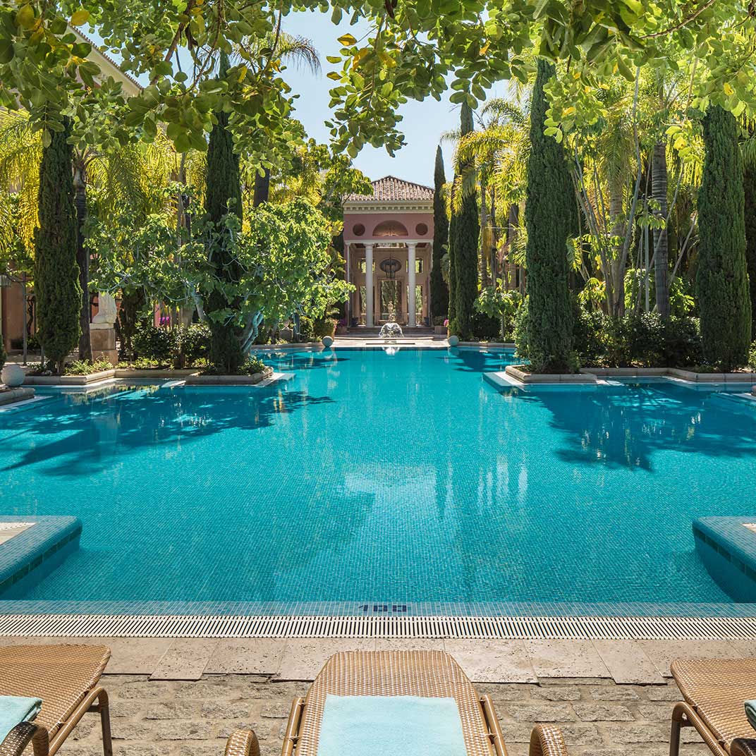 The aesthetic of Anantara Villa Padierna evokes a classic Tuscan villa. © Anantara Villa Padierna Palace Benahavís Marbella Resort