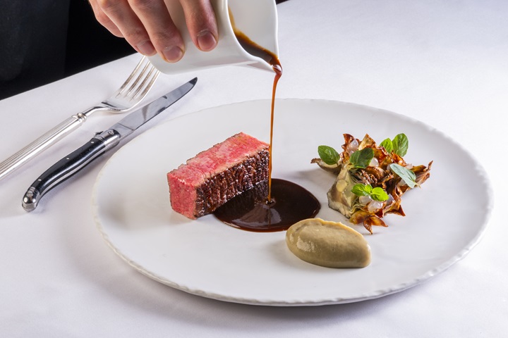 Octavium 的招牌主菜之一：澳洲和牛西冷扒配羅馬風味炸朝鮮薊。（©Meck Chan）