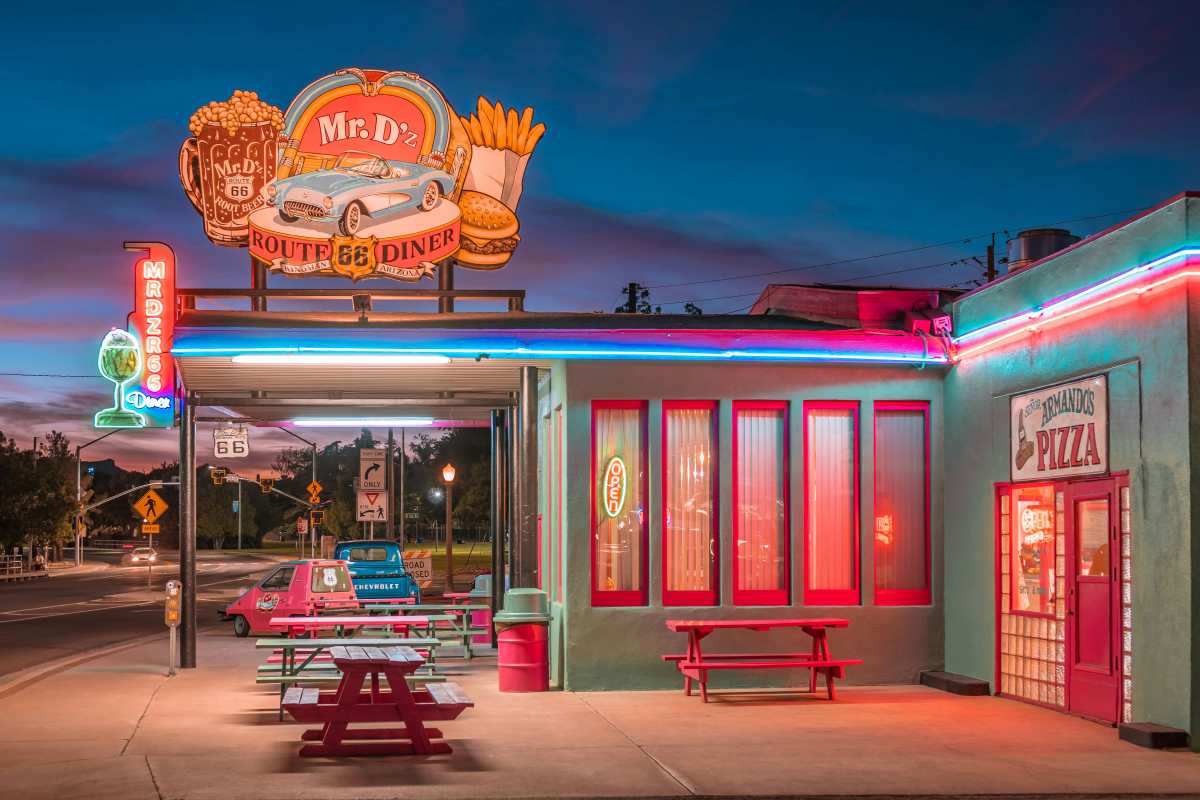 One of the retro neon-lit diners along Route 66 in the USA, which is bookended by Chicago and Los Angeles, two top-ranking MICHELIN Guide destinations. © Mr D’z Diner on Route 66/Heidi Kaden