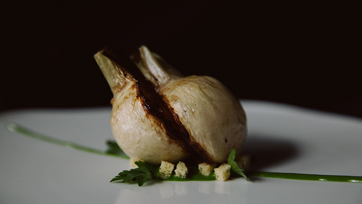 「Chapter Ⅲ − The Origin」4 時間ゆっくり火入れし焦がしバターで焼き上げた蕪／イタリアンパセリのソース／ブリオッシュクルトンと国産生ハム © Nathalie Cantacuzino / L’Effervescence