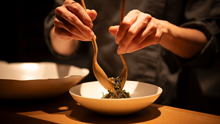 「まだ見たことのないタイ料理」を掲げるカオ。色々な料理に出会っていただけるようにとコースを供する © Hisashi Yoshino / the MICHELIN Guide