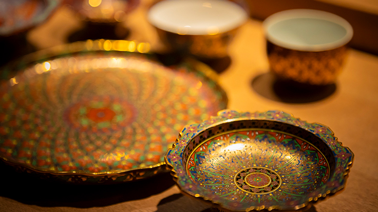 タイの伝統的な陶磁器、ベンジャロン焼。職人の手で緻密な紋様が描かれている © Hisashi Yoshino / the MICHELIN Guide