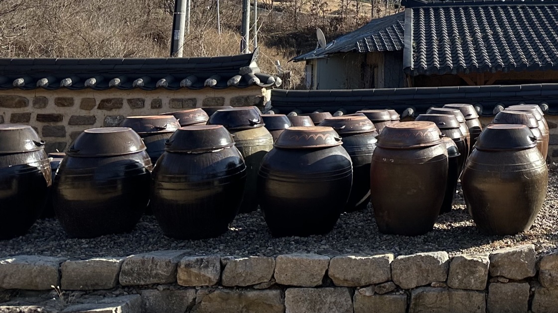 Traditional 'jangdok' jars for fermented sauces and spices at Nongam Jongtaek, a centuries-old heritage house in Andong, South Gyeongsang Province. © Lee Hyo-won
