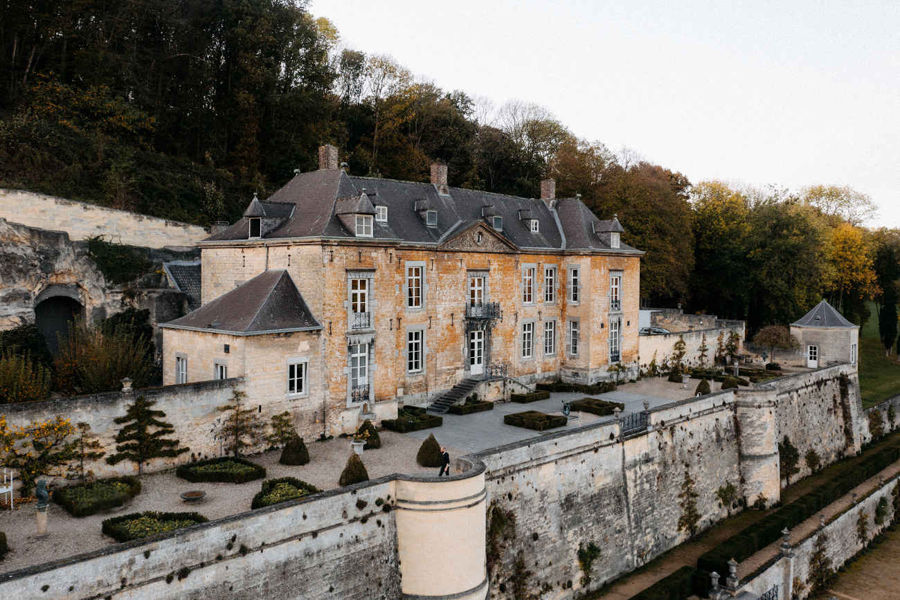 Récompensé par deux Clefs MICHELIN, le Château Neercanne tire pleinement parti de son cadre naturel. © Château Neercanne
