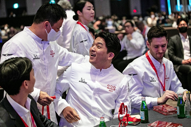 เชฟอันที่งานประกาศรางวัลดาวมิชลินกับเชฟโจเซฟ ลิดเจอร์วูด (Joseph Lidgerwood) และเชฟคิม ฮี-ยุน (Kim Hee-eun) เพื่อน ๆ เชฟทีมเชฟช้อนขาวที่ปรากฎตัวในรายการคนละภาค (© The MICHELIN Guide Korea)