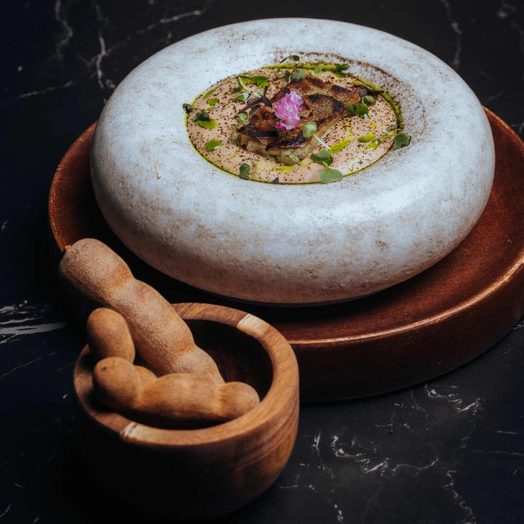 Le mille-feuille de patate douce blanche, béarnaise au tamarin du chef Hugues Mbenda © Kin (Marseille)